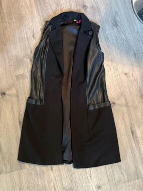 G.I.L.I. Black Sleeveless Vest